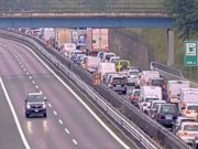 Castronno (Varese): collisione sulla A8, veicolo ruote all’aria, due feriti