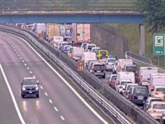 Castronno (Varese): collisione sulla A8, veicolo ruote all’aria, due feriti