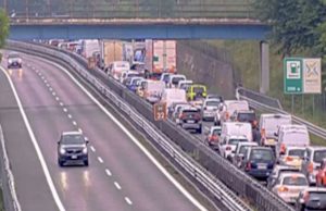 Castronno (Varese): collisione sulla A8, veicolo ruote all’aria, due feriti