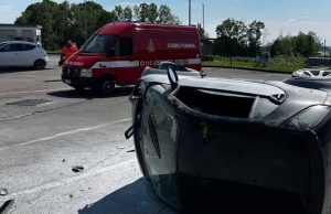 Arosio (Como): incidente nell’area di servizio, auto si ribalta, un ferito
