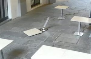 Bellinzona, atti vandalistici all’esterno di un bar. Danni e… irritazione