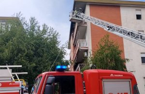 Cassano Magnago (Varese): balcone in fiamme, sgombero forzato