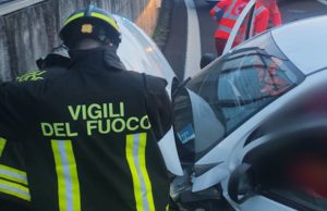 Gazzada Schianno (Varese): auto contro “guard-rail”, 77enne in ospedale