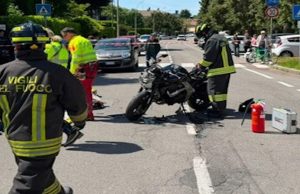 Mariano Comense (Como): violento impatto auto-moto, 36enne in ospedale