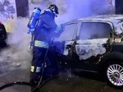 Turate (Como), auto a fuoco in piena notte. Accertamenti in corso