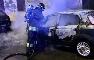 Turate (Como), auto a fuoco in piena notte. Accertamenti in corso