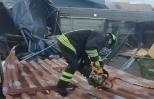 Uboldo (Varese): maltempo, “salta” il tetto di uno stabile, nessun ferito