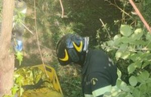 Varese, si perde in zona boschiva e cade in un canale: ferita e recuperata