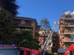 Varese, rogo all’ultimo piano di un palazzo: fiamme domate, nessun ferito