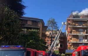 Varese, rogo all’ultimo piano di un palazzo: fiamme domate, nessun ferito
