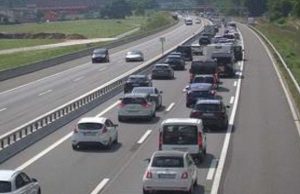 A2 a Quinto, prende fuoco una vettura bloccata in coda: gravi i danni