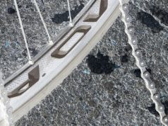 Azzate (Varese), tragedia sulla Provinciale: 54enne cade dalla bici e muore