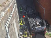 Como, auto vola dalla strada al cortile sottostante: 72enne in ospedale