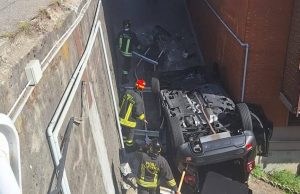 Como, auto vola dalla strada al cortile sottostante: 72enne in ospedale