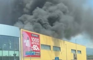 Montano Lucino (Como): a fuoco la “Max factory”, colonna e nube di fumo