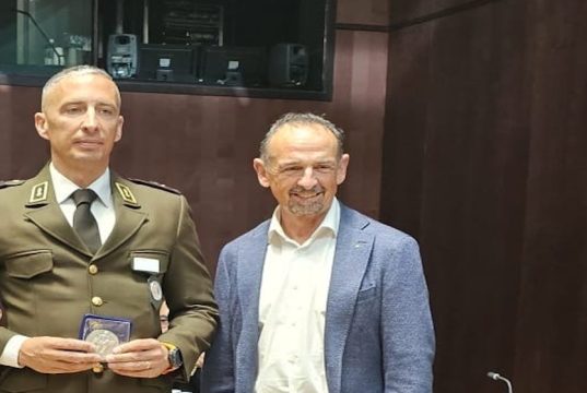 Speronamento salvifico sulla A2, premiato sergente della Polcantonale