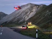 Poschiavo: sorpasso mancato, auto fuori strada. 25enne in ospedale