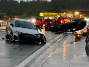 Starkregen: Auto überschlägt sich und bleibt auf Dach liegen, Kleinkind unverletzt