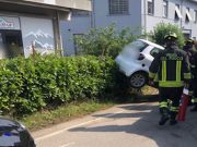 Varese: urto violento, auto decolla e riatterra su una siepe. Uomo ferito