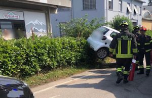 Varese: urto violento, auto decolla e riatterra su una siepe. Uomo ferito