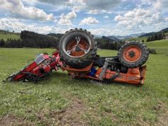 Traktor überschlägt sich: Totalschaden in Schwellbrunn