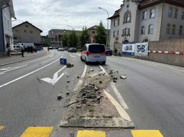 Nackte Lenkerin rast in Menziken durch mehrere Kollisionen: Passanten stoppen Irrfahrt