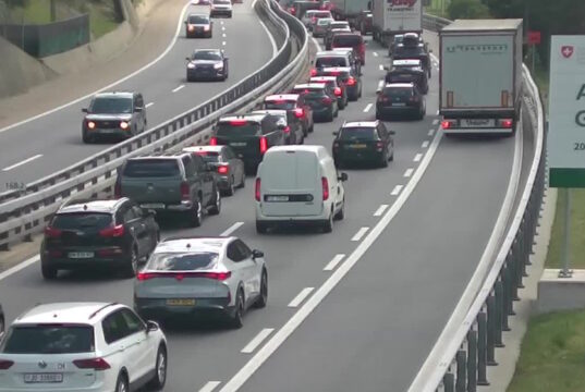 Ondata di vetturali in direzione sud, al San Gottardo solite code in doppia cifra