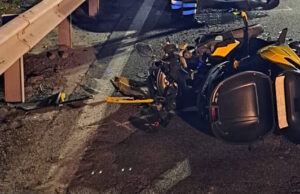 Como, scontro violento su via Brogeda: tre feriti, grave il motociclista