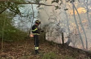 Leggiuno (Varese): rogo sopra la frazione Arolo, in azione i Vigili del fuoco
