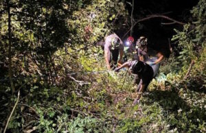 Malnate (Varese): auto in un dirupo, conducente soccorsa nella notte