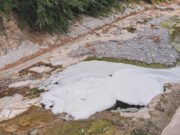 Gole della Breggia, idioti senza limite: roccia saponata per fare i ganzi