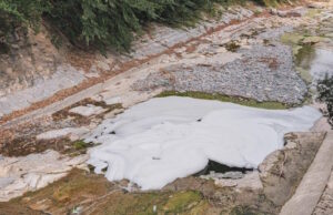 Gole della Breggia, idioti senza limite: roccia saponata per fare i ganzi