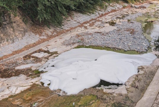 Gole della Breggia, idioti senza limite: roccia saponata per fare i ganzi