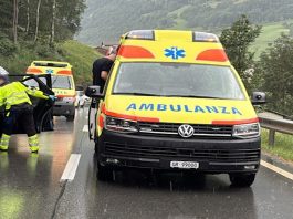 Poschiavo zona San Carlo, auto contro muro di sostegno: cinque feriti