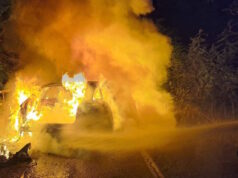Solbiate con Cagno (Como): auto a fuoco, conducente sparito nel nulla
