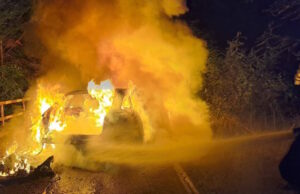 Solbiate con Cagno (Como): auto a fuoco, conducente sparito nel nulla