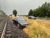Neulenker mit zu viel PS: Auto landet neben Bahngleis